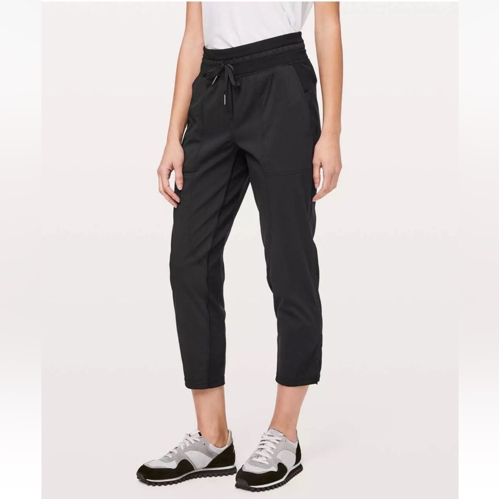 Lululemon Women's Size 4 Black Dance Studio Crop 25" Inseam Pants